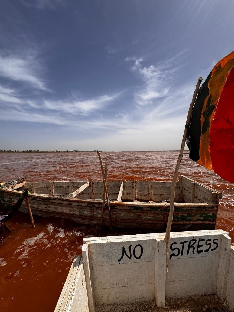 Bateau NO STRESS sur le Lac Rose - eau rose unique au monde