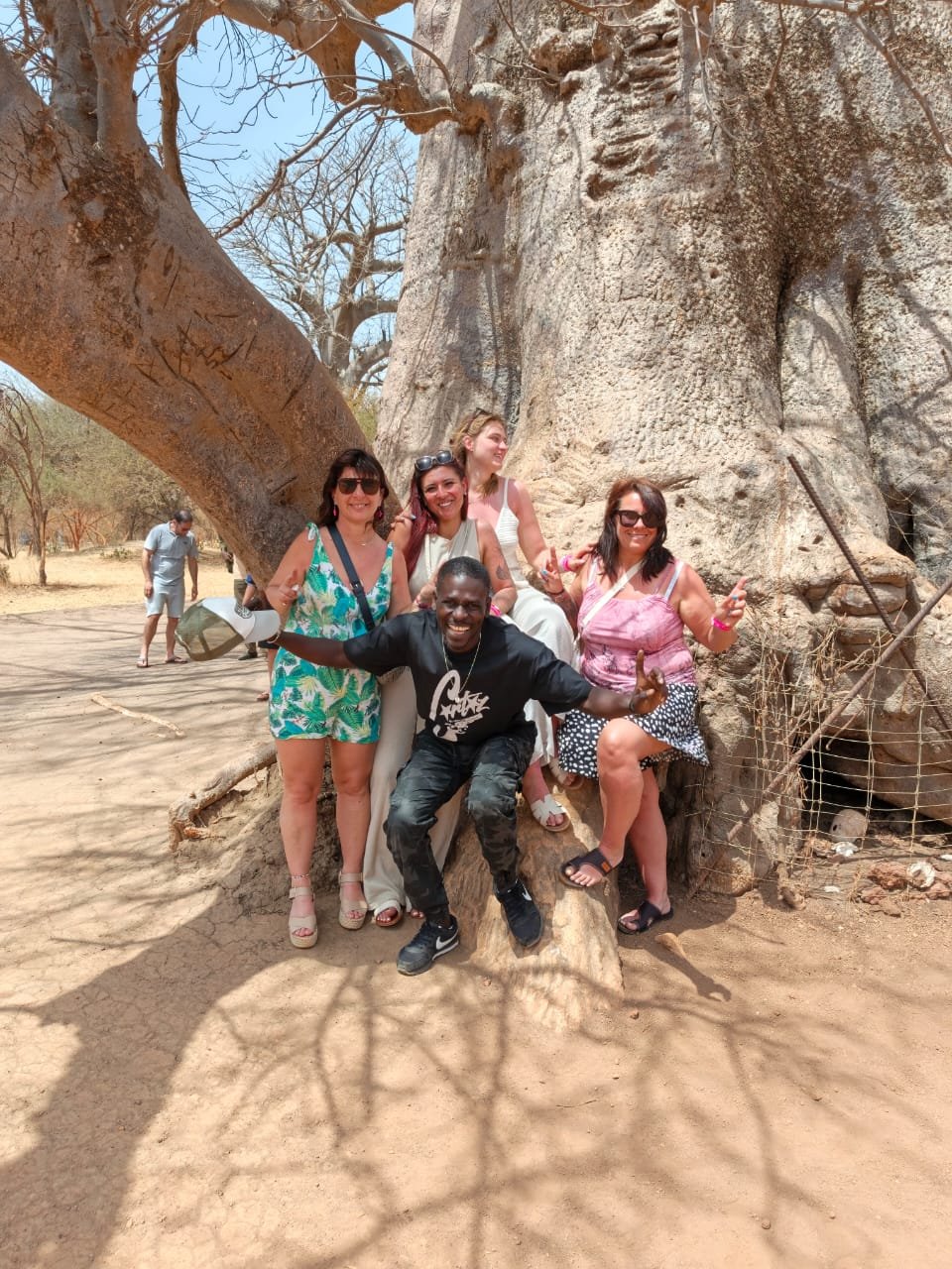 Lifa et son groupe devant un baobab à Bandia