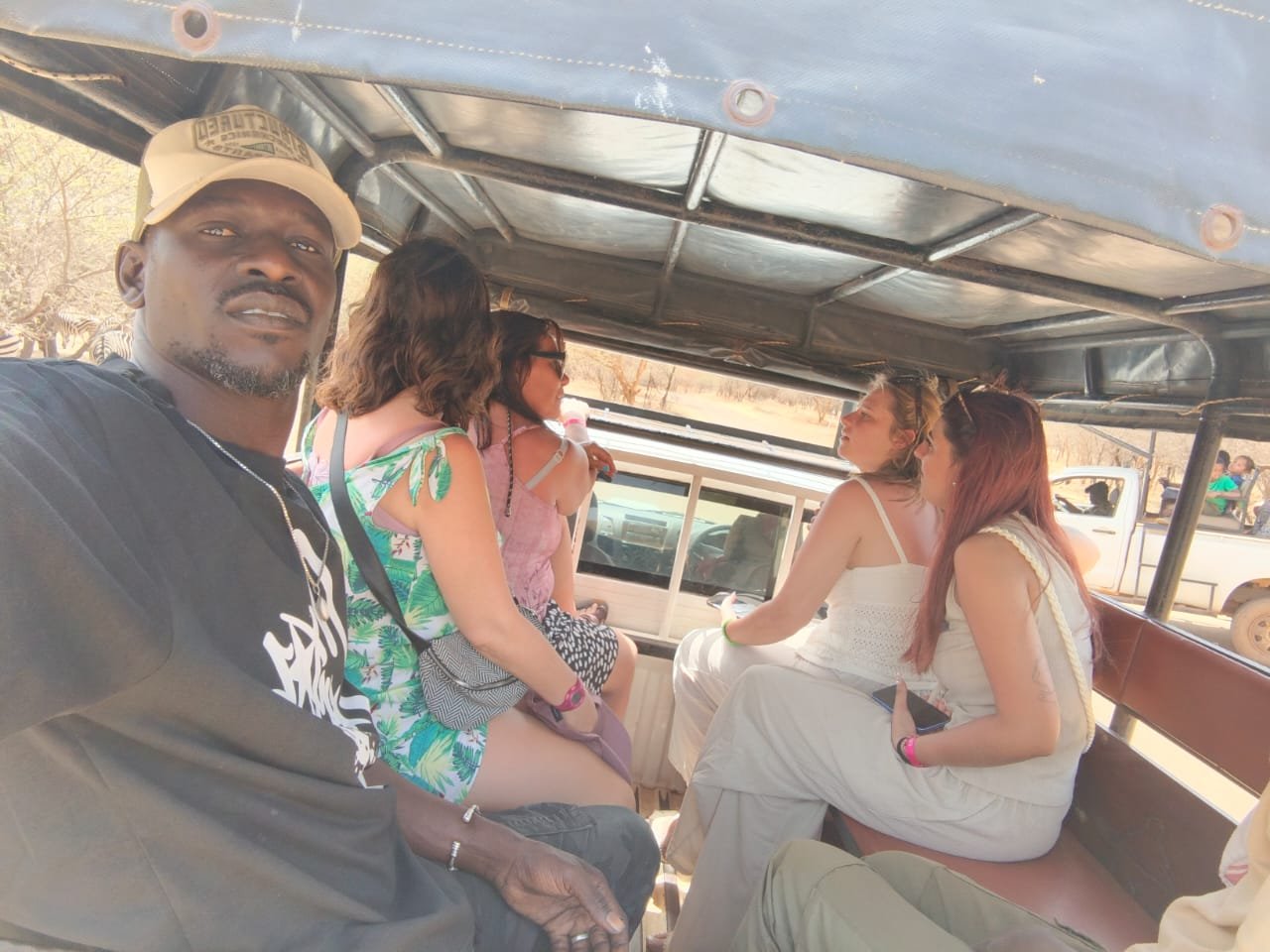 Lifa avec des touristes dans le camion safari à Bandia
