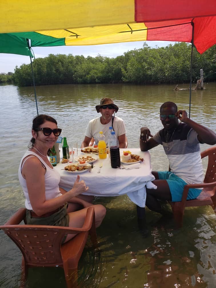 Déjeuner les pieds dans l'eau dans la mangrove du Sine Saloum avec Lifa