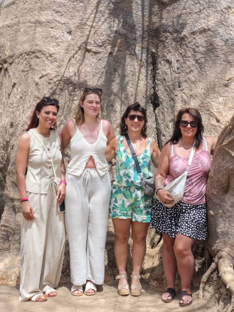 Touristes devant un baobab géant à la Réserve de Bandia